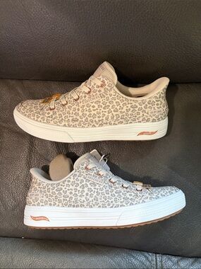 Sketchers hands free gray leopard slip on sneakers